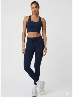 New Vuori Women’s Daily Form Legging - Short
Blue Coast Medium VW4309-S # Gym